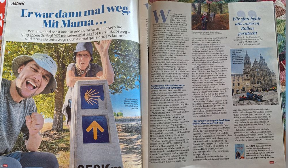 Eine Collage aus zwei Bildern. Bericht aus der aktuellen Zeitschrift Tina über Tobias Schlegl und seinem Weg über den Jakobsweg mit seiner Mutter.