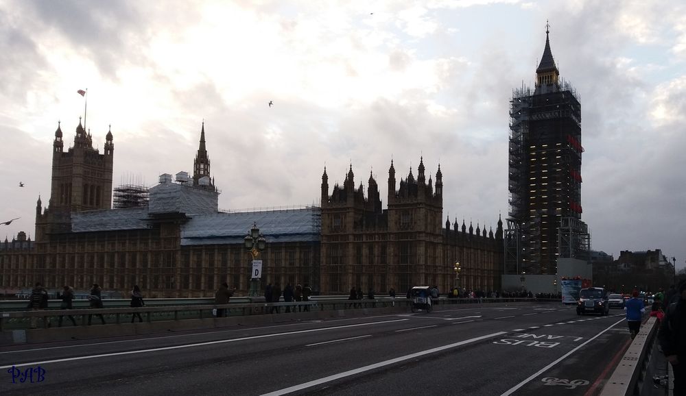 La tour de Big Ben encadrée d'échafaudages en 2017 lors de sa rénovation, vue depuis le pont de Westminster.