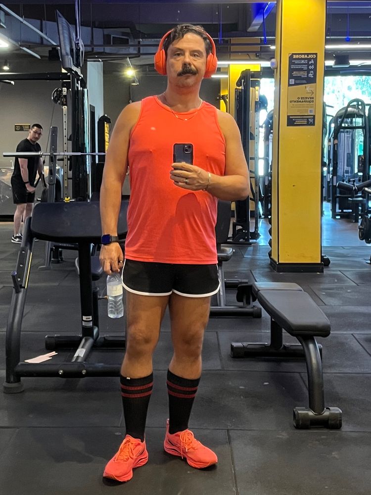 Selfie no espelho da academia.