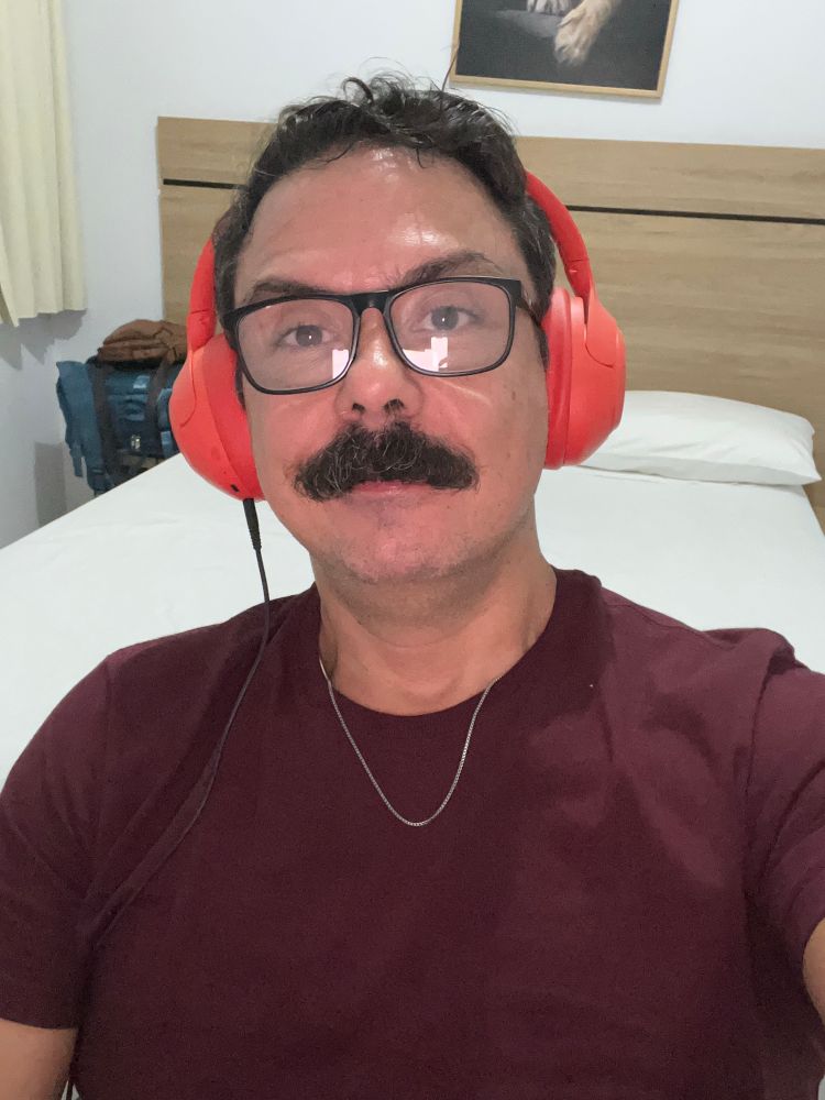 Selfie na frente do computador no quarto de hotel