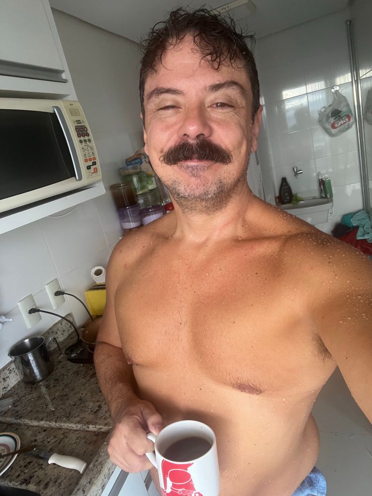 Eu descamisado com caneca de café