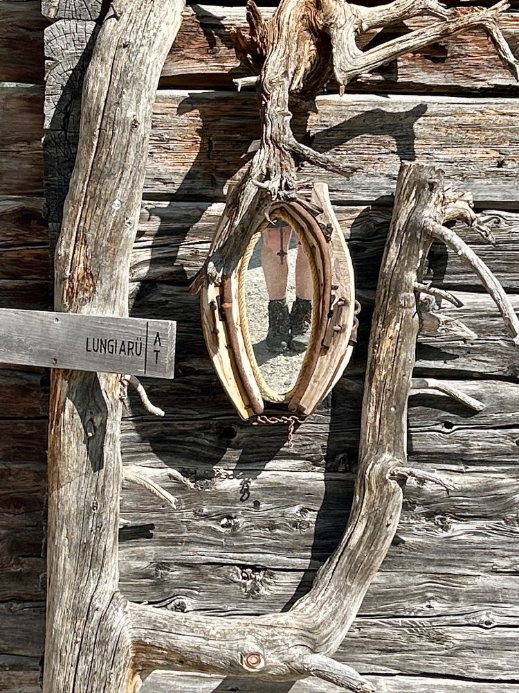 Foto von einem kleinen Spiegel, in dem man die Wanderschuhe 🥾 erkennen kann. 