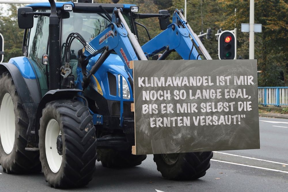 Netzfund.
Trecker mit einem Schild auf dem steht: „Klimawandel ist mir doch egal, bis er mir selbst die Ernten versaut!“