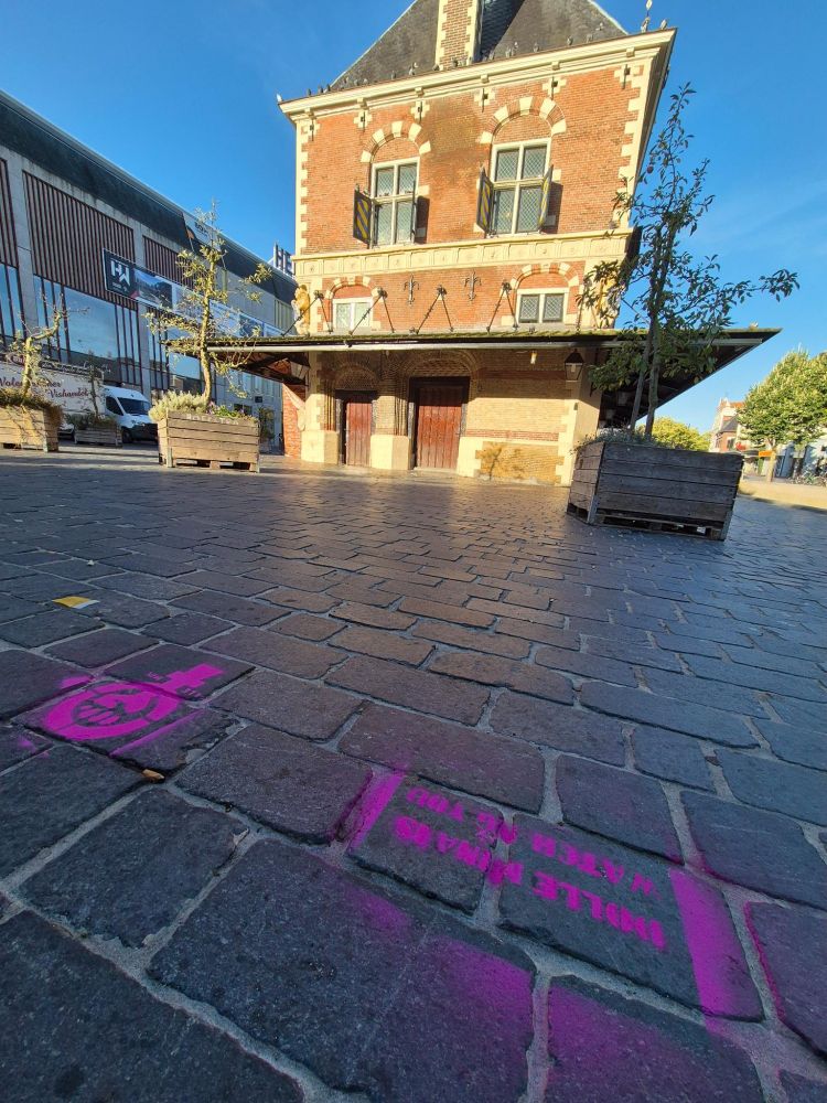 Het Dolle Mina-logo en 'Dolle Mina is watching you' voor de Waag in Leeuwarden. 
