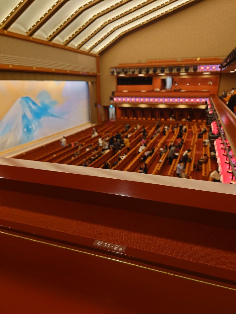 歌舞伎座二階桟敷席から一階客席と舞台の緞帳が見えている画像