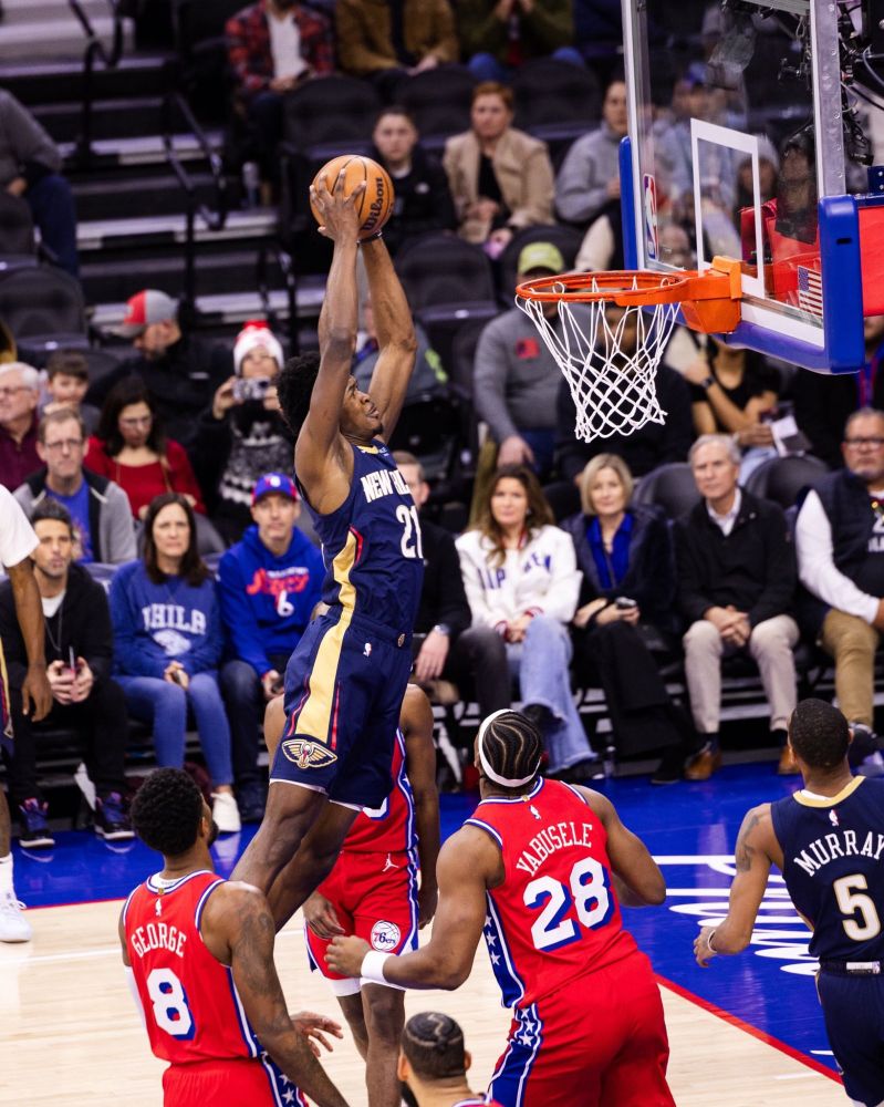 Yves Missi jumping over 76ers players to dunk