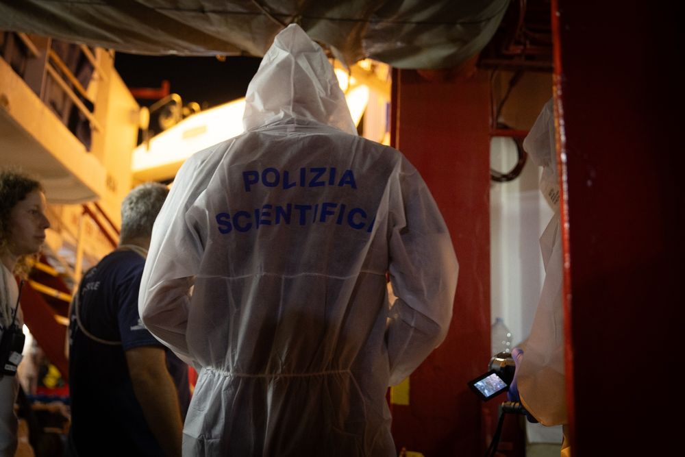 Wissenschaftliche Polizeibeamt*innen kommen an Bord der Ocean Viking, um Beweise in Augusta zu sammeln.