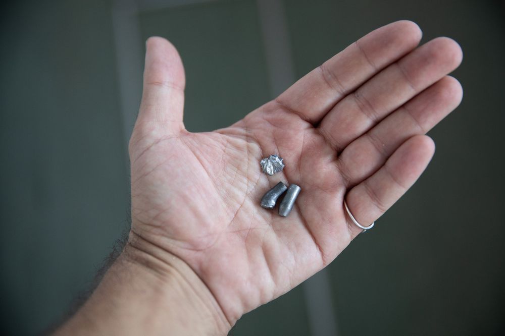 Mehrere abgefeuerte Geschosse in einer Hand gehalten.