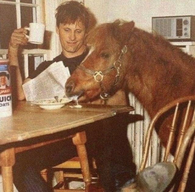Candid shot of Viggo Mortensen & Bill the Pony having breakfast while filming LotR