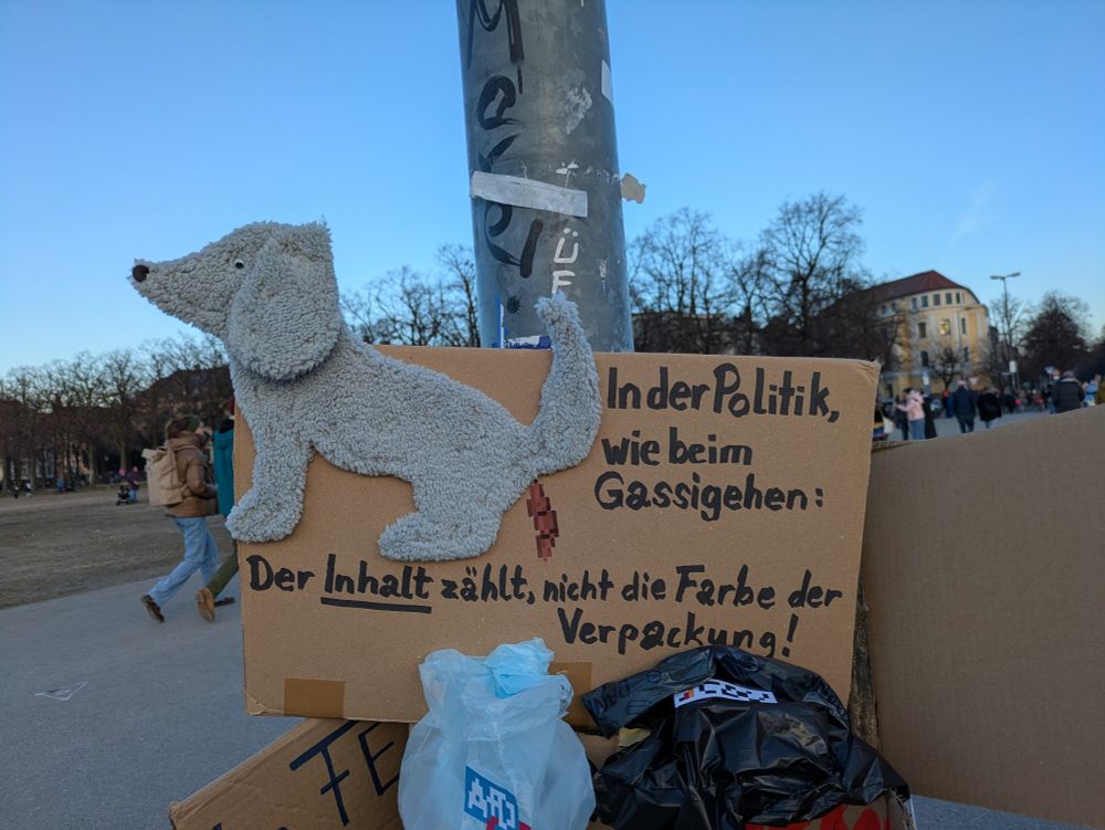 In der Politik, wie beim Gassi gehen: Der Inhalt zählt, nicht die Farbe der Verpackung! Demoschild mit Fellhund und Mülltüten auf den AFD steht.