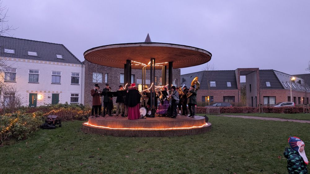 Muziektent Waterdorp Vathorst met muziekvereniging Animato.
