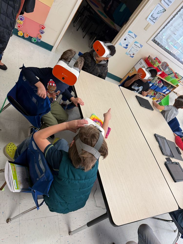 Kinders using classvr headsets