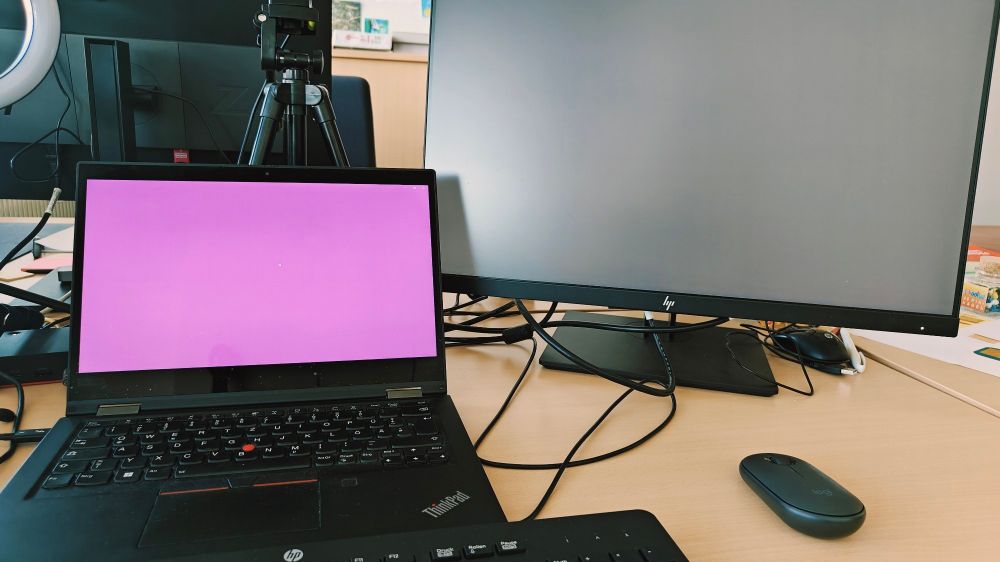 Violett Screen am Notebook