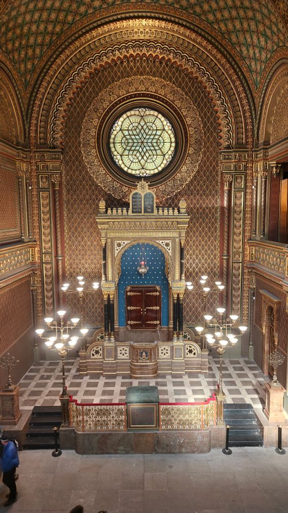 Spanische Synagoge in Prag. Blick von der Empore in den Gebetsraum.