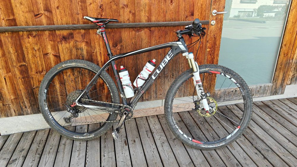 Mountainbike lehnt an einer Holzwand