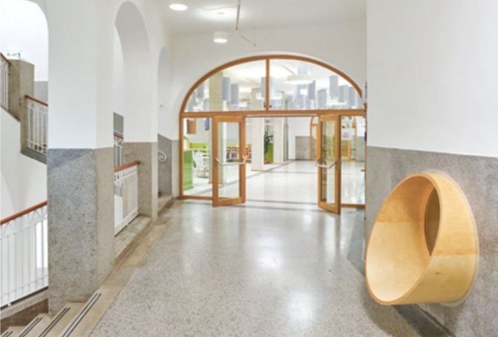 Heller, renovierter Schulflur nach dem Umbau.