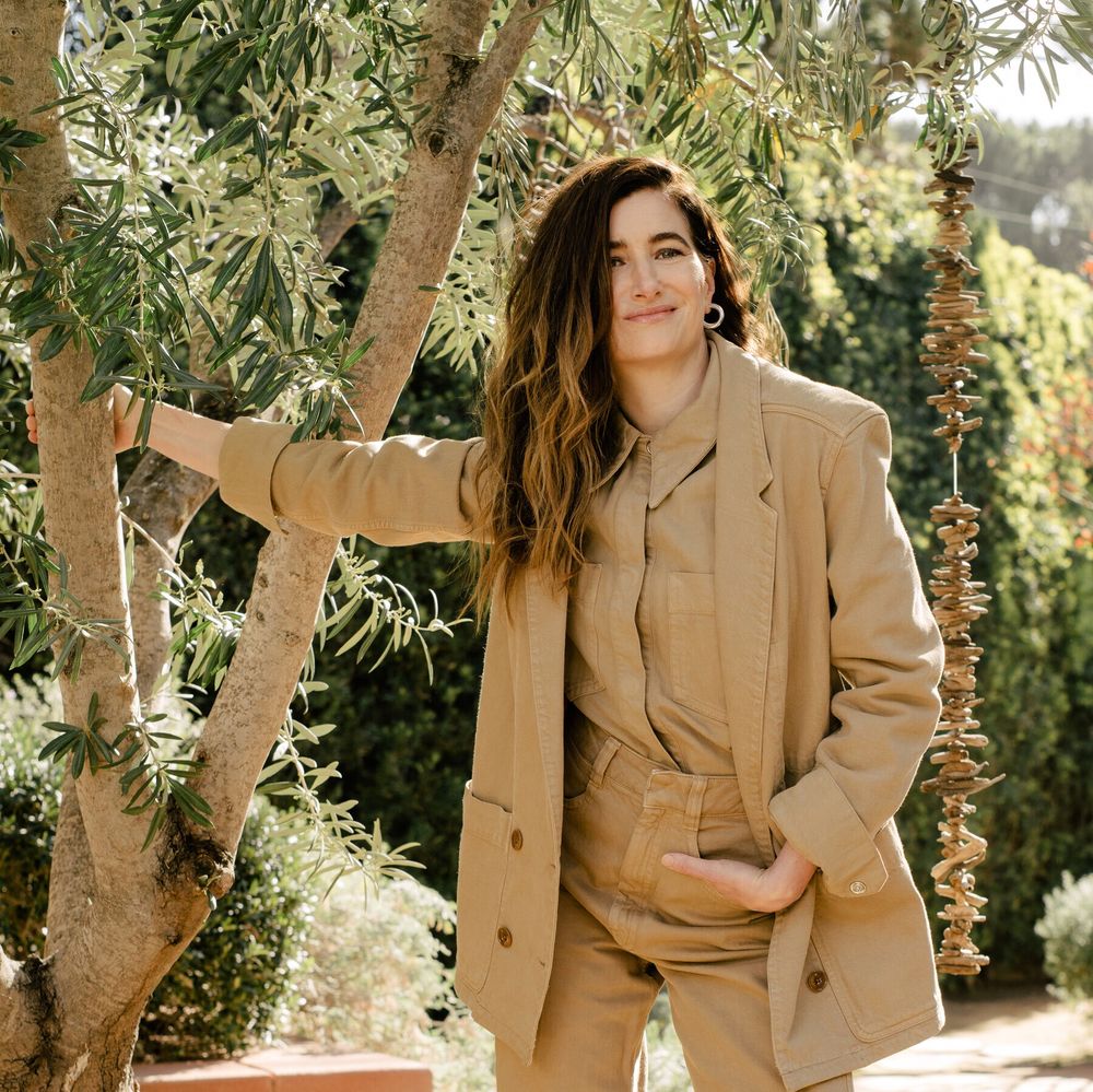 Kathryn Hahn in a good beige suit. Honestl good. Masc-y & blocky but with her hair being all femme-y & pre-Raphaelite, I’m like, “yas,” but in a sophisticated way. 