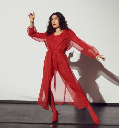 Kate Berlant in a red catsuit & red translucent trench. Red pumps. Red lipstick. Okay we get it, Kate. Again with the pre-Raphaelite hair & the bone structure. Was there a sale or something?