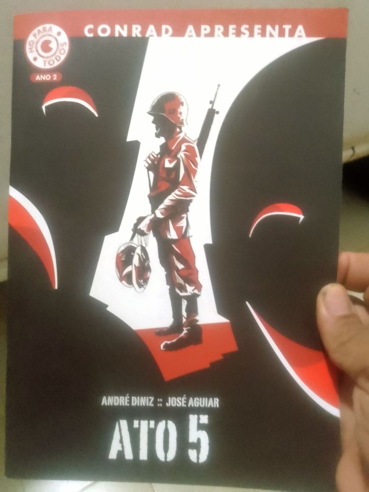 Capa de Ato 5 obra de André Diniz e José Aguiar do Selo HQ Para Todos da Editora Conrad. A imagem mostra um soldado segurando duas máscaras. 