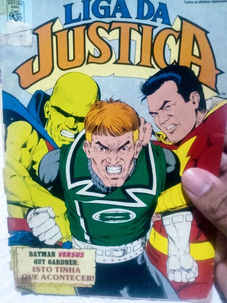 Capa de Liga da Justiça 6 publicada pela Editora Abril em 1989. Na capa, o Caçador de Marte e o Capitão Marvel seguram Guy Gardner. 
