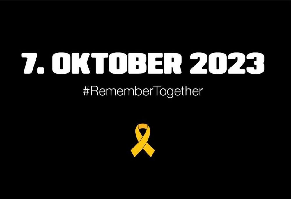 Auf schwarzem Hintergrund steht „7. Oktober 2023“ und #RememberTogether. Darunter ist eine gelbe Schleife abgebildet.