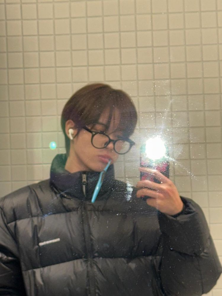 kyungmin mirror selfie, he's wearing glasses and brushing his teeth