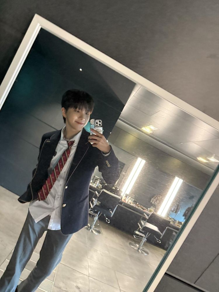 full body woonhak mirror selfie