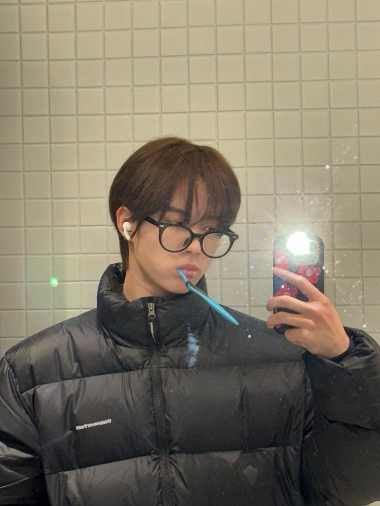 kyungmin mirror selfie, he's wearing glasses and brushing his teeth