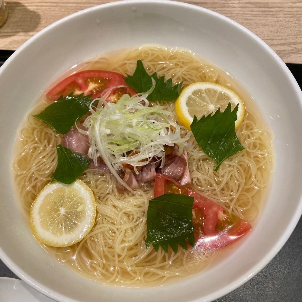 Denny's で提供されている「冷麺風涼み麺」の写真。