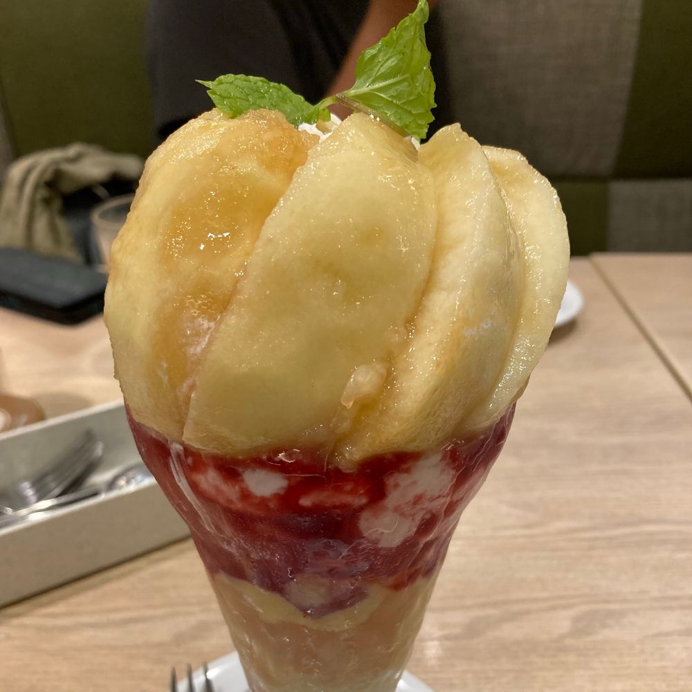Denny's で提供されている「フレッシュ桃
まるごと1個使ったザ・サンデー」の写真。