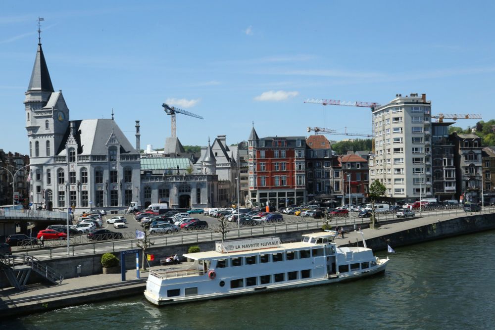La navette fluviale sur la Meuse, face à la Grand-Poste de Liège 