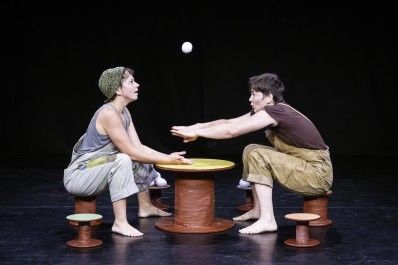 La programmation des Rencontres Théâtre Jeune Public 2025 est désormais en ligne ! Rendez-vous à Huy du 16 au 23 août 2025!

Organisé à Huy du 16 au 23 août 2025 par la Province de Liège et la Fédération Wallonie-Bruxelles, avec le soutien de la Ville de Huy, cet événement incontournable du théâtren jeune public présentera 37 spectacles professionnels à destination de l'enfance et de la jeunesse.

Les créations seront à découvrir dans plusieurs lieux spécialement aménagés pour l'occasion à travers la ville.

Plus qu'un festival, les Rencontres sont aussi un espace d'échange et de convivialité autour des pratiques théâtrales.

Les réservations sont ouvertes à toutes et tous ! Chaque spectacle est accessible au tarif unique de 3,00 €/place.
Réservez vos places via la billetterie en ligne. Vos billets seront à retirer sur place dès le 16 août à l'accueil du festival (rue des Augustins, Huy).