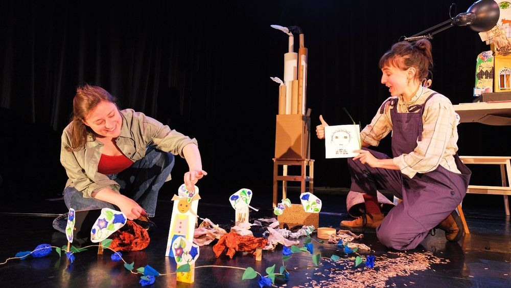 programmation des Rencontres Théâtre Jeune Public 2025 est désormais en ligne ! Rendez-vous à Huy du 16 au 23 août 2025!

Organisé à Huy du 16 au 23 août 2025 par la Province de Liège et la Fédération Wallonie-Bruxelles, avec le soutien de la Ville de Huy, cet événement incontournable du théâtre jeune public présentera 37 spectacles professionnels à destination de l'enfance et de la jeunesse.

Les créations seront à découvrir dans plusieurs lieux spécialement aménagés pour l'occasion à travers la ville.

Plus qu'un festival, les Rencontres sont aussi un espace d'échange et de convivialité autour des pratiques théâtrales.

Les réservations sont ouvertes à toutes et tous ! Chaque spectacle est accessible au tarif unique de 3,00 €/place.
Réservez vos places via la billetterie en ligne. Vos billets seront à retirer sur place dès le 16 août à l'accueil du festival (rue des Augustins, Huy).