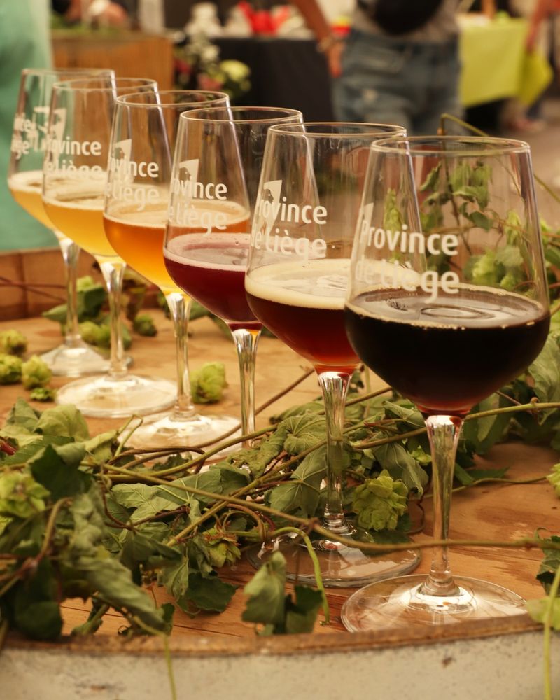 Verres avec l'inscription "Province de Liège" remplis avec 6 bières différentes, de la plus claire à la plus foncée
