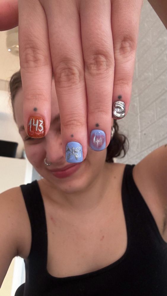 garota mostrando unhas