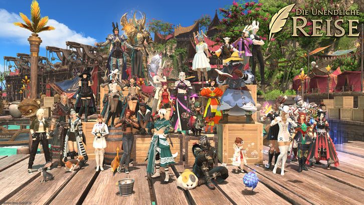 Ein Final Fantasy 14-Screenshot aus dem deutschen Community-Stream. Eine große Gruppe waghalsiger Abenteuerer hat sich am Pier in Tuliyollal versammelt. Einige von ihnen stehen auf Holzkisten und posieren für das Foto. 