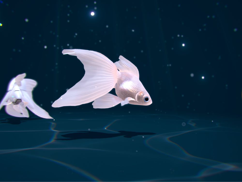 暗い水槽で綺麗な白い金魚が1匹泳いでいるフォトリアルな3D。後ろにはロボットのような金魚も見える。