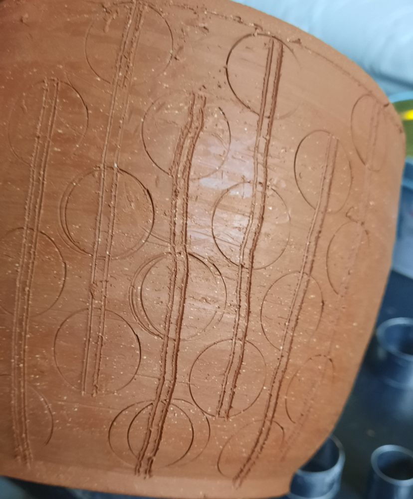 A pot with circles marked out on the surface 