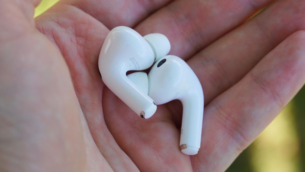 AirPods Pro 3 の洗練された新デザイン、モダンな美学とアップデートされた機能を披露