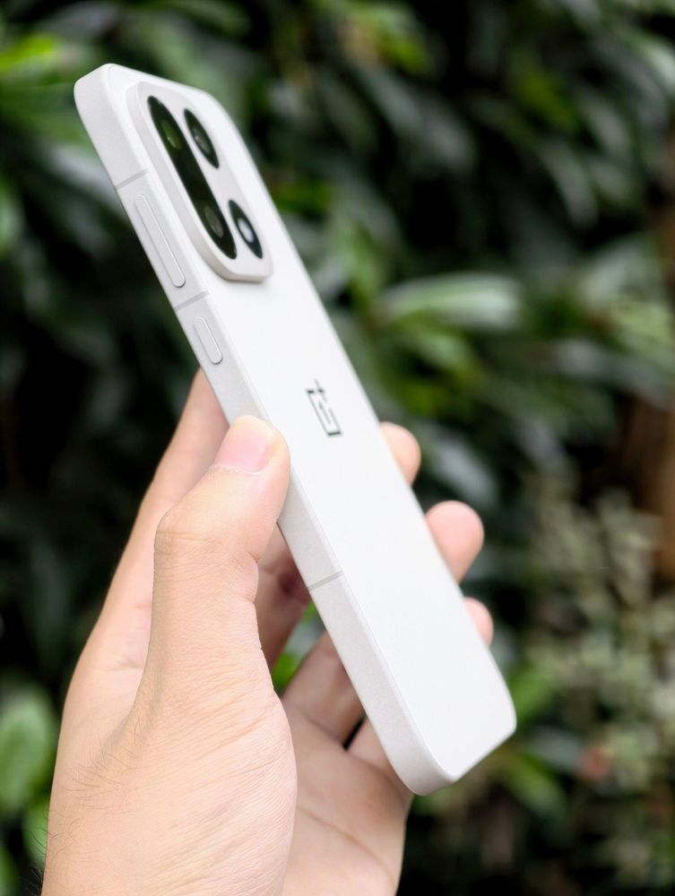 屋外環境で OnePlus 15 のプレミアムな作りを紹介
