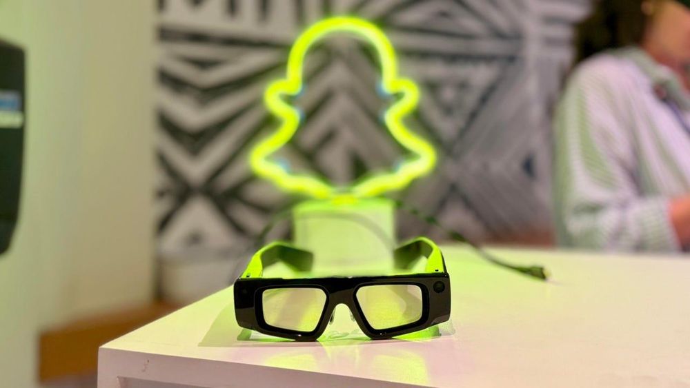 Snap OS 2.0 が開発者向け Spectacles に実用的な AR 機能をもたらし、2026年の一般消費者向け発売に向けて準備