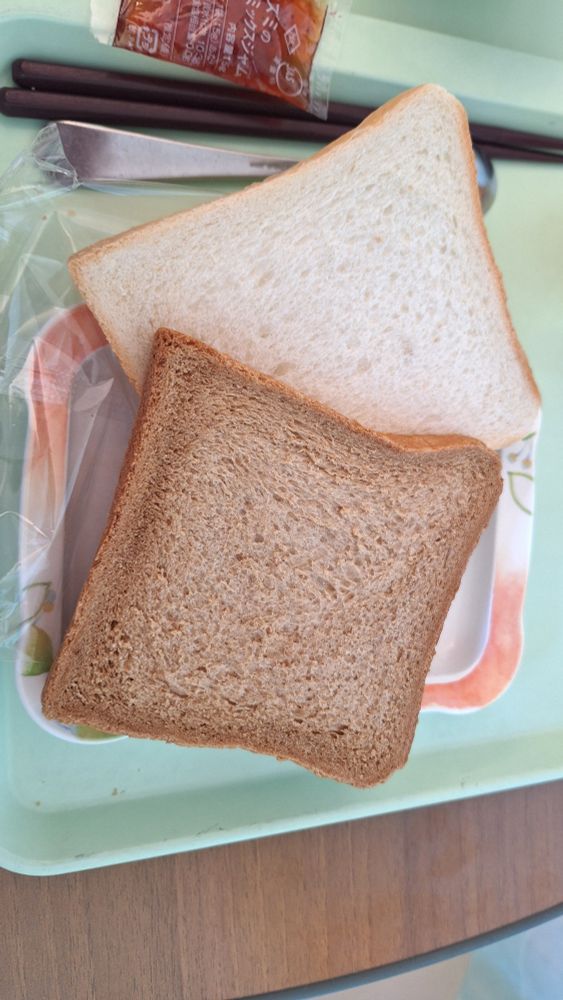 食パン、小麦粉のと全粒粉のが1枚ずつ入ってた！
最高かよ〜〜！！！！