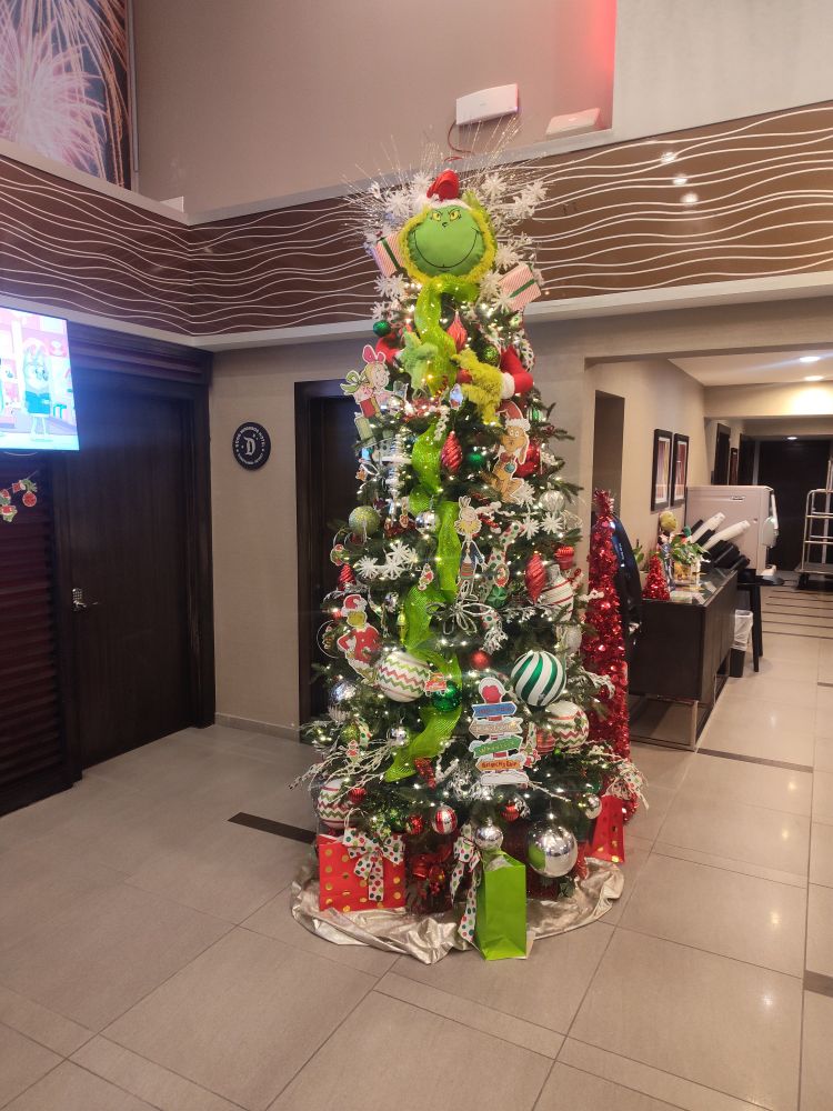 Tis the Season - Christmas tree 🎄 display • Disneyland Hotel 