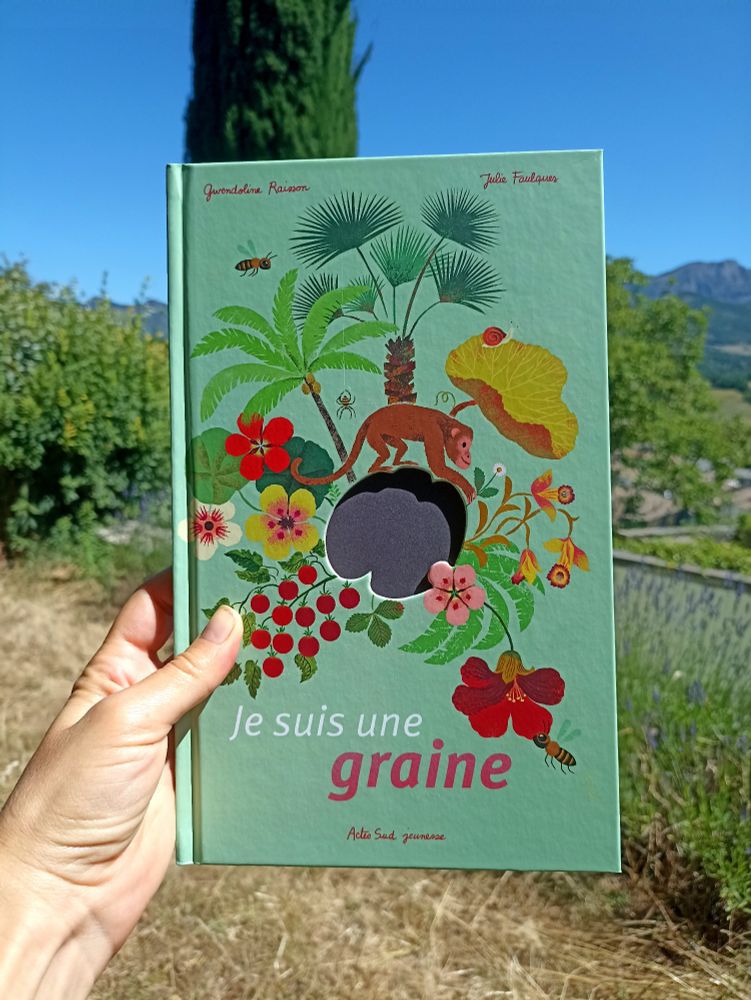 Couverture de livre représentant des plantes, des légumes, des abeilles et un singe.