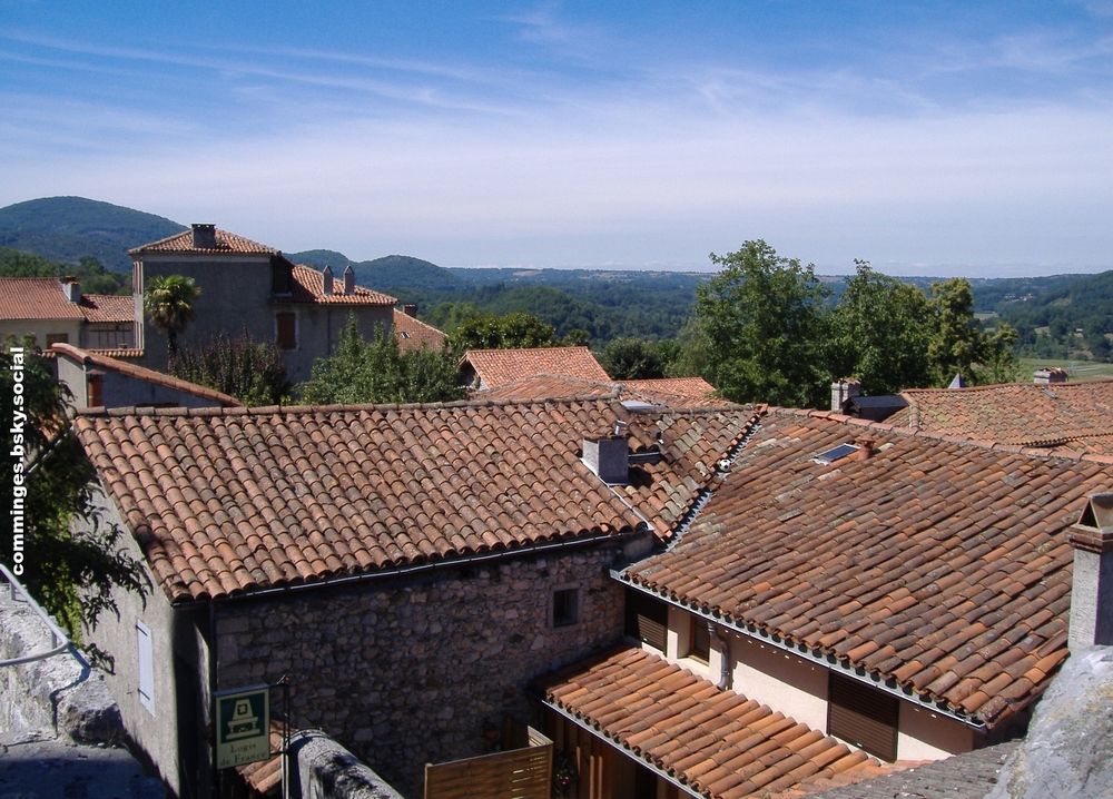 Vue depuis les hauteurs de Saint-Bertrand-de-Comminges. Toits au premier plan, monts plus loin à l'infini.