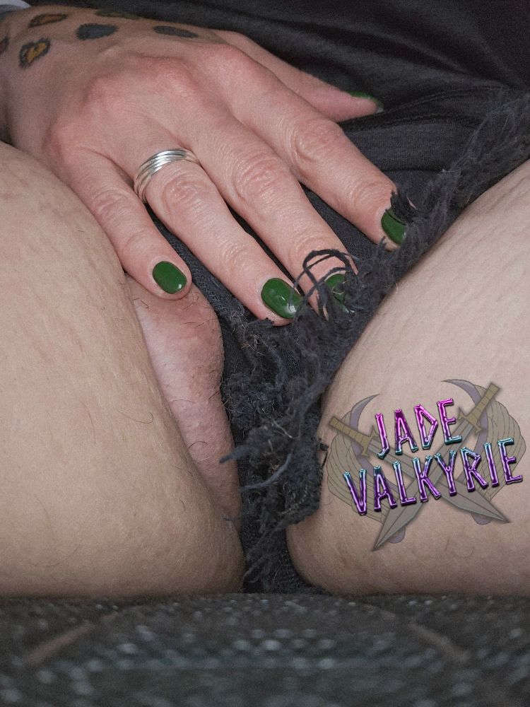 POV pic of Jade's fat pussy falling out of her black jean shorts.
Pic was taken while parked in her car. 