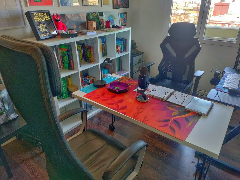 El setup con el que hemos grabado Hipster Elysium, con la mesa de juego, el micro Yeti, dados, y dos mesas.
