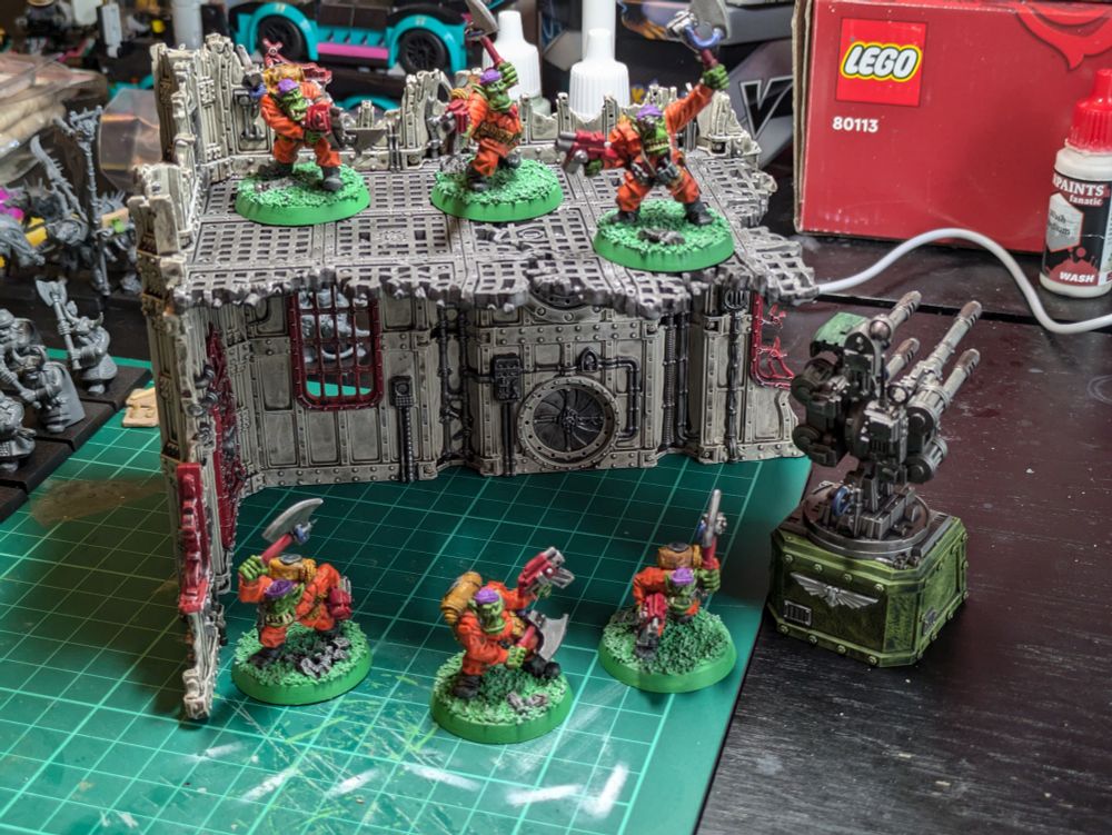 6 oldhammer Ork Kommandos, in bright red fatigues. 