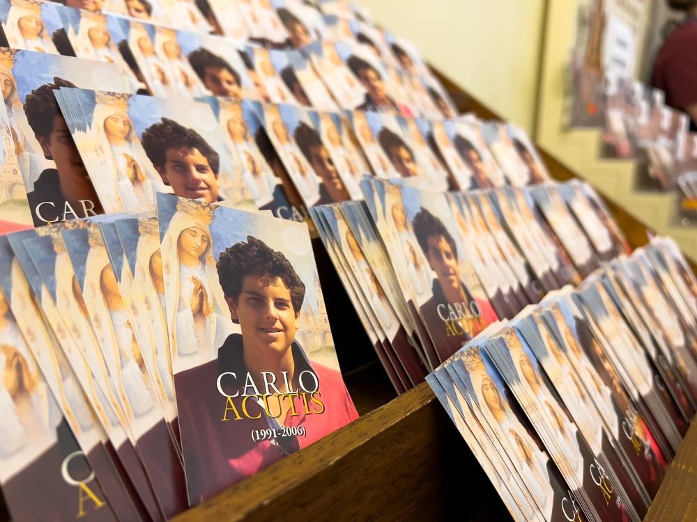 prayer cards of Carlo Acutis