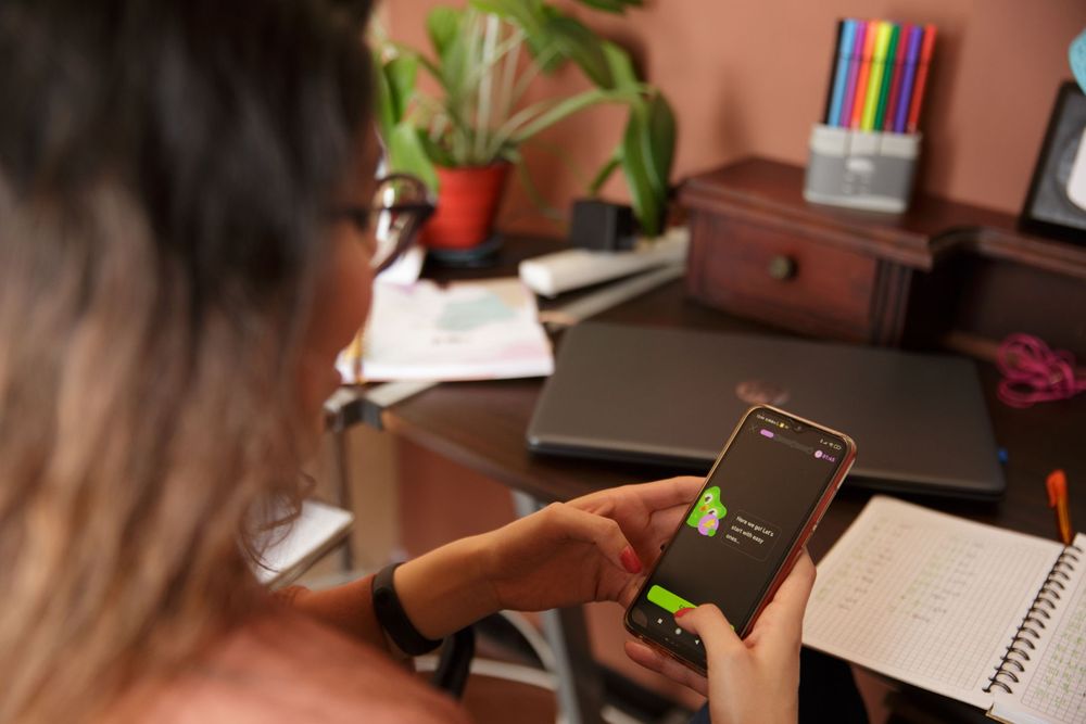 A person using Duolingo